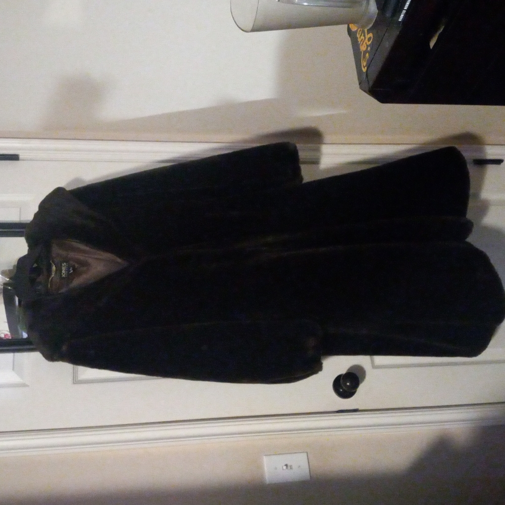 Jones of New York womens coat.  Very good quality shiny and soft.  Size 1X.